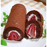 ハーフサイズのココア苺ロールケーキ